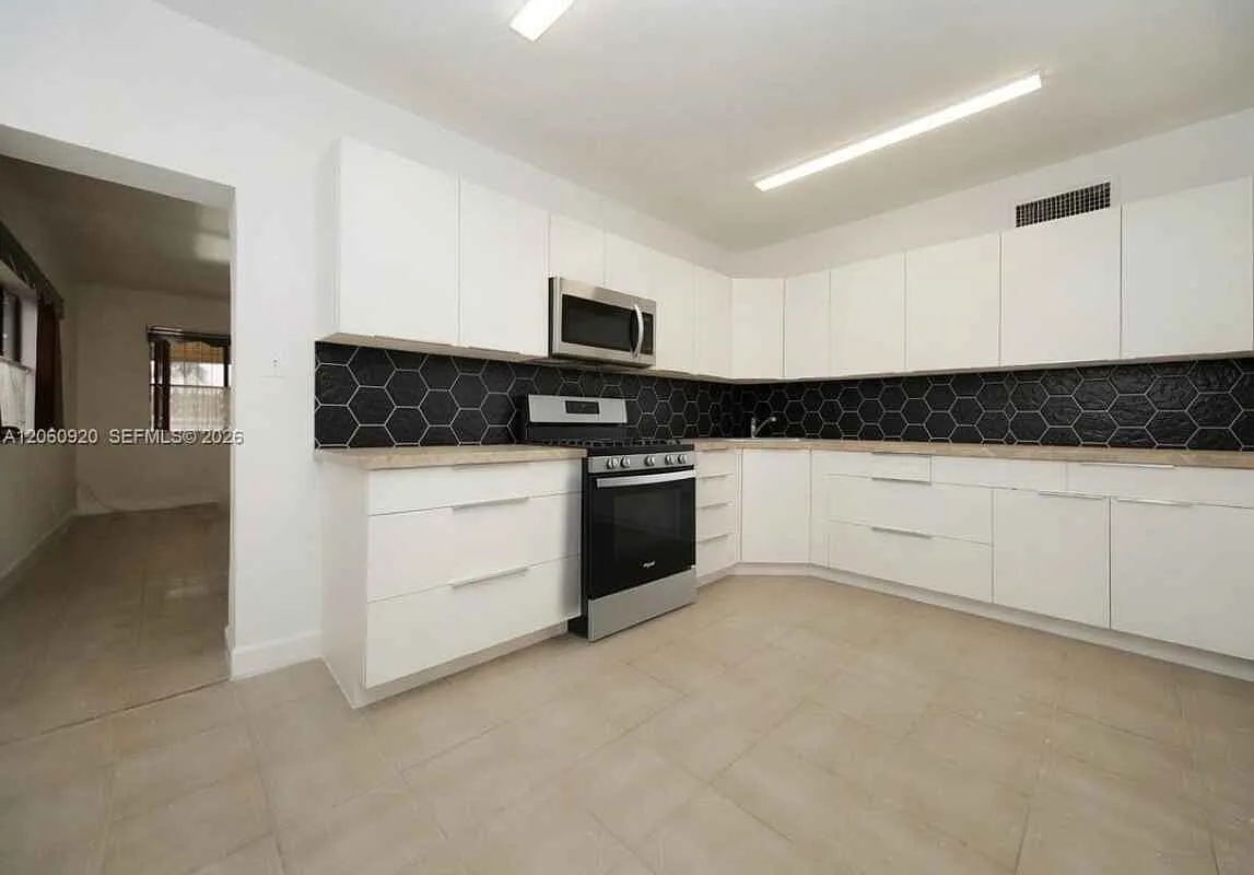 8636 Nw 35th Pl Miami, Fl 33147 — Photo 3