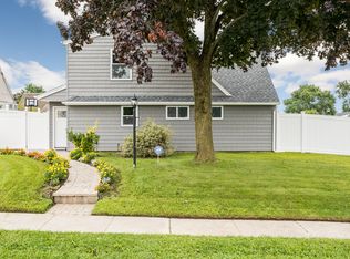 2 Fiddler Ln, Levittown, NY 11756