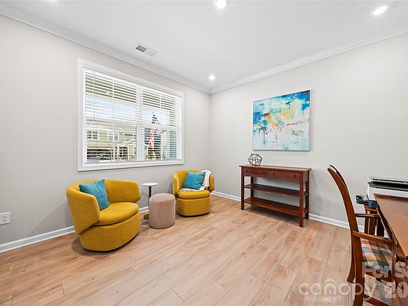4th image of 9838 Quercus Ln
