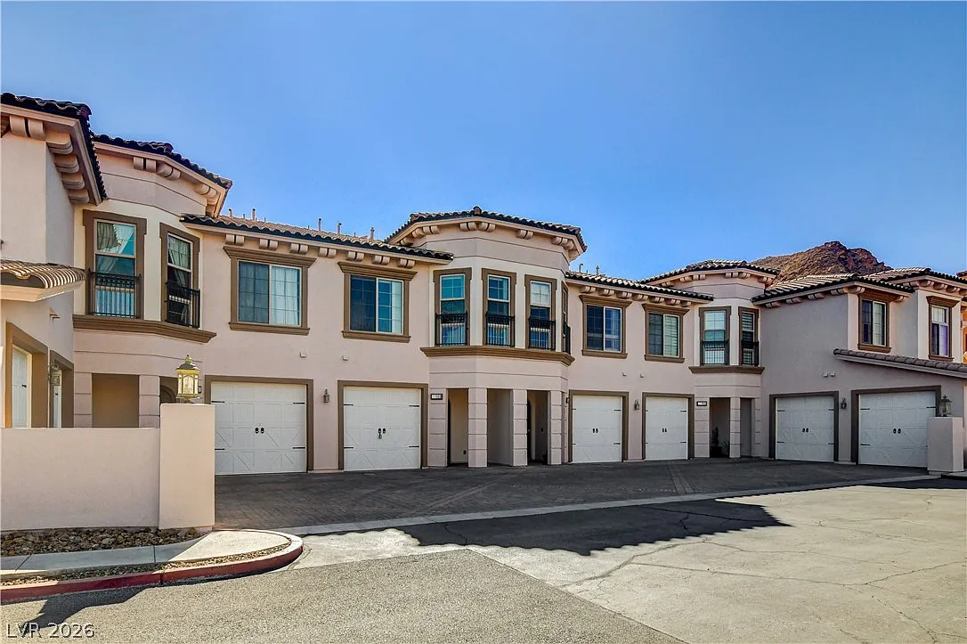3 bed, 2.5 bath, 1594 sqft, $2,150 — Photo 2