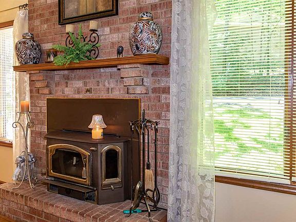 5th image of 221 Rhododendron Ct