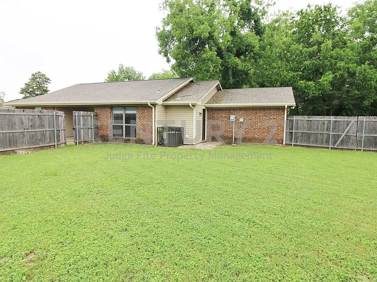 1103 Hemlock Ct — Photo 12