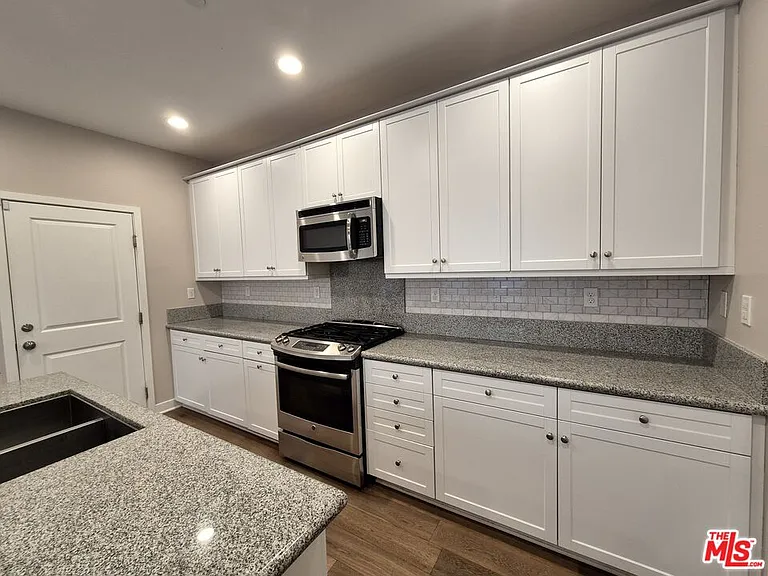383 Silktree Ave — Photo 5