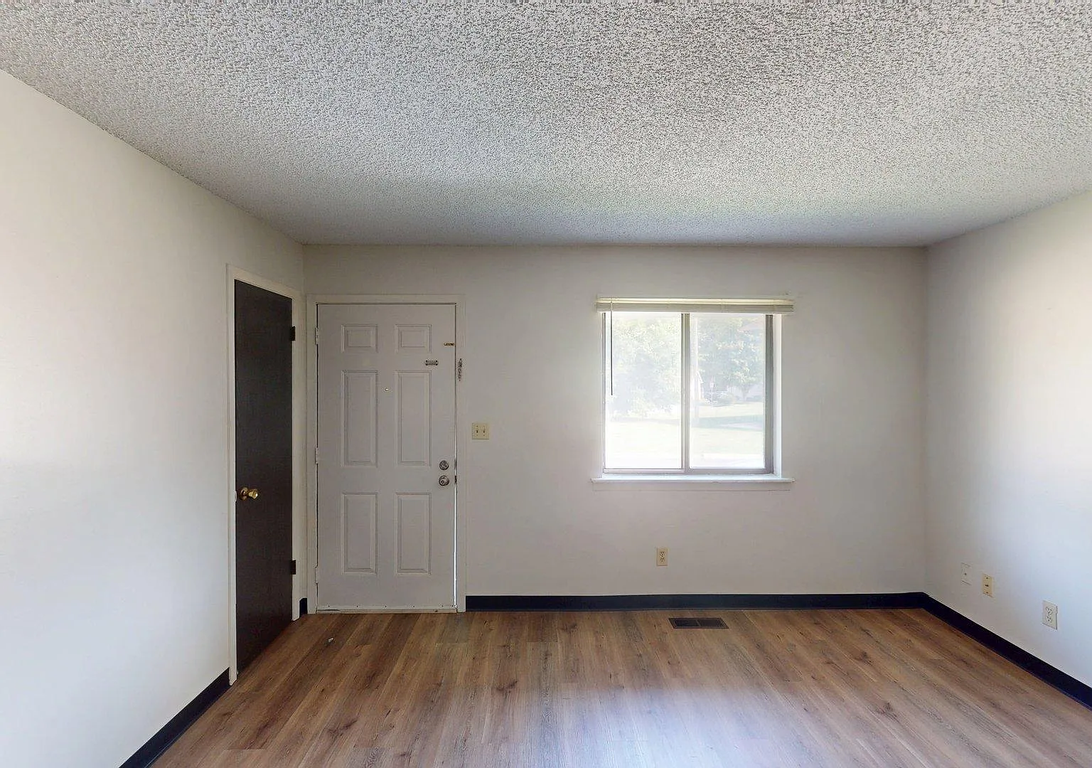 2 bed, 800 sqft, $1,100 — Photo 2