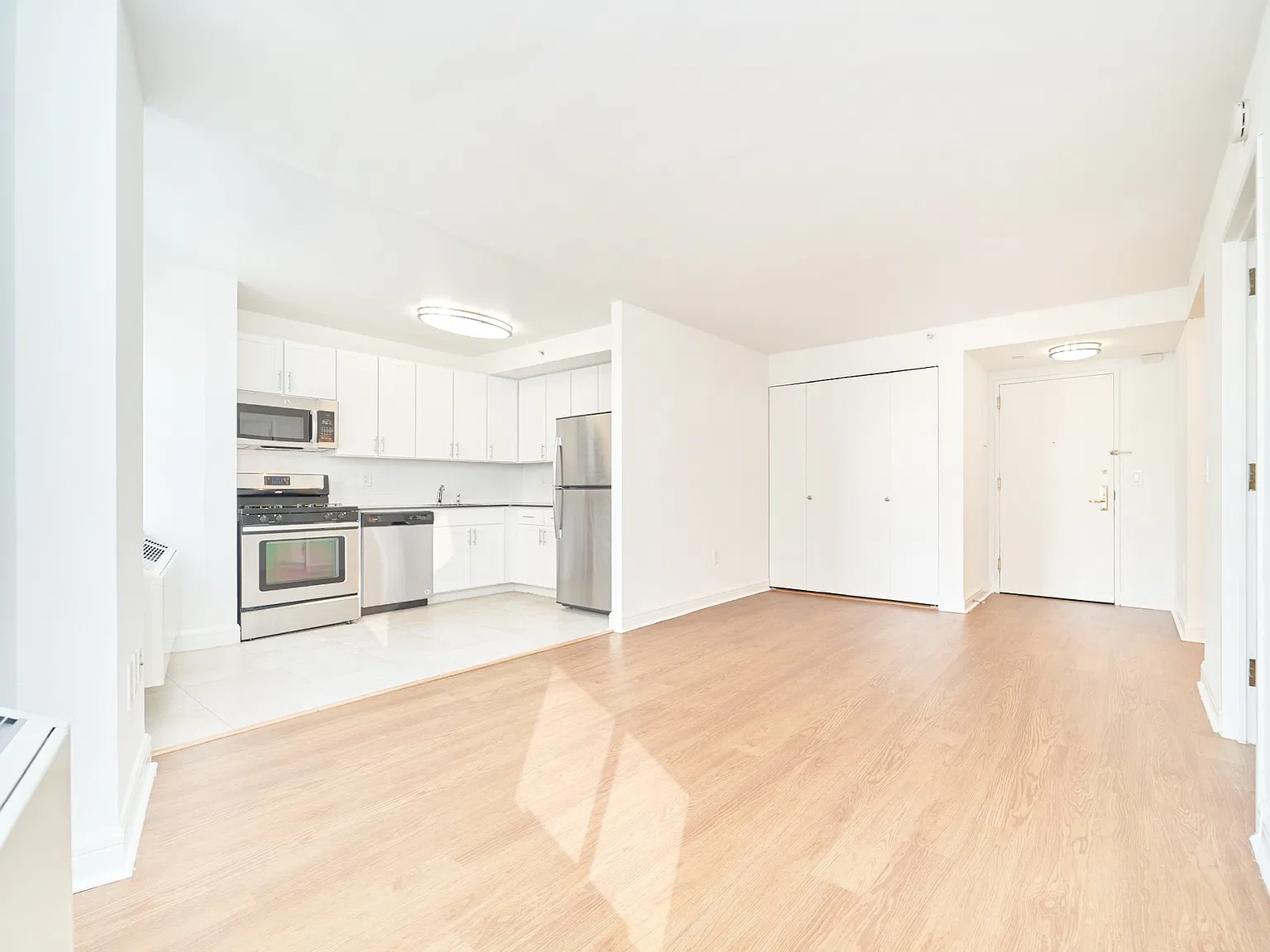 160 Riverside Boulevard — Photo 3