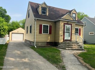 715 S 9th St, Grand Forks, ND 58201