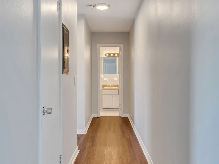 Executive House Apartments — Photo 13