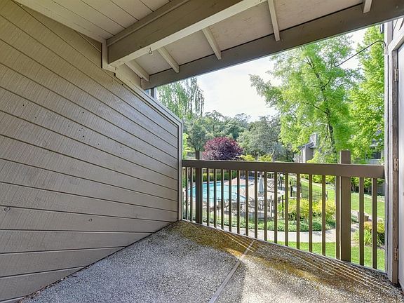 4th image of 698 Dorothy Way #26