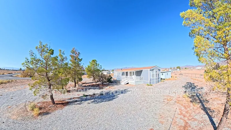 3 bed, 2.0 bath, 960 sqft, $1,191 — Photo 2