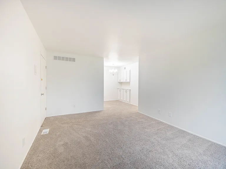 Knollwood Village Apartments — Photo 24