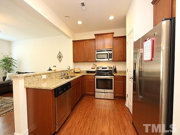 5th image of 124 Holly Berry Ln