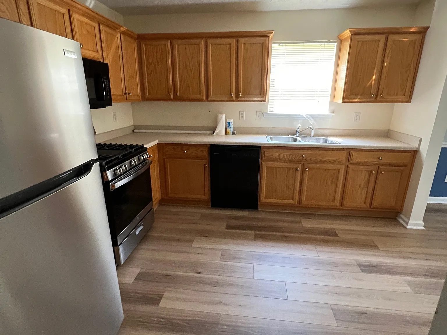 3 bed, 2.0 bath, 1800 sqft, $2,150 — Photo 4