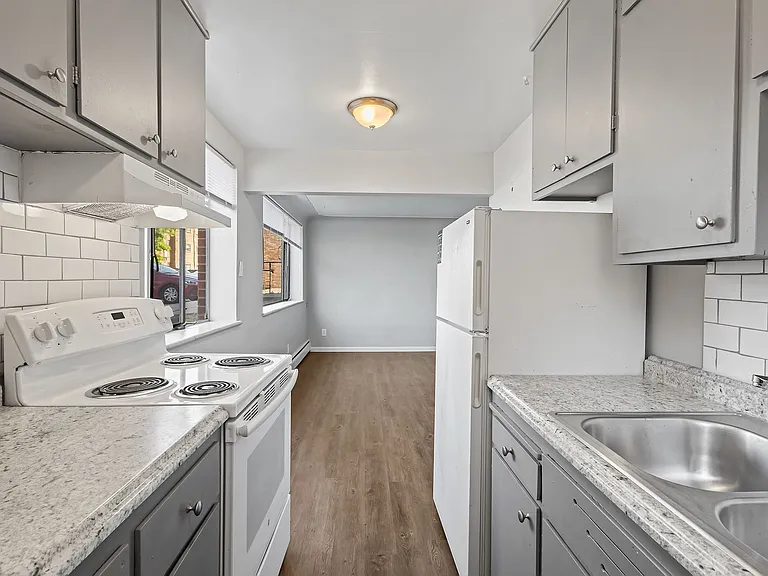 Admiral Apartments — Photo 21