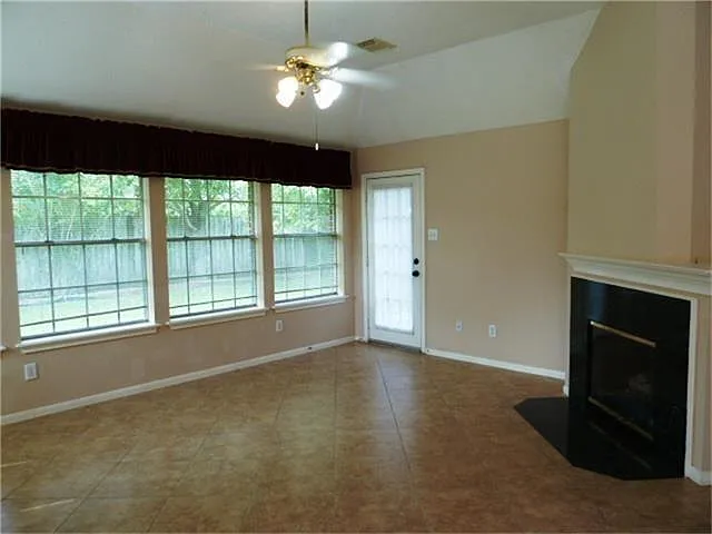 4 bed, 2.0 bath, 2095 sqft, $2,200 — Photo 4