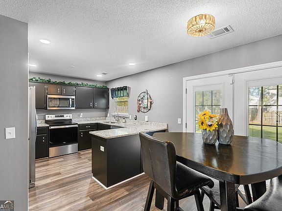 5th image of 217 Jasper Ln