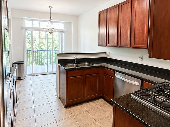4th image of 2154 Yale Cir #2154
