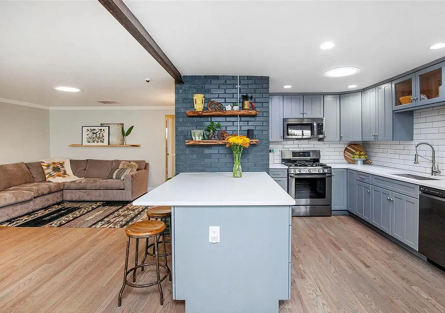 Stunning 4BR 2 BA brick ranch in tr Okane Park — Photo 4