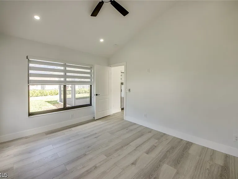 412 NE 17th Pl — Photo 24