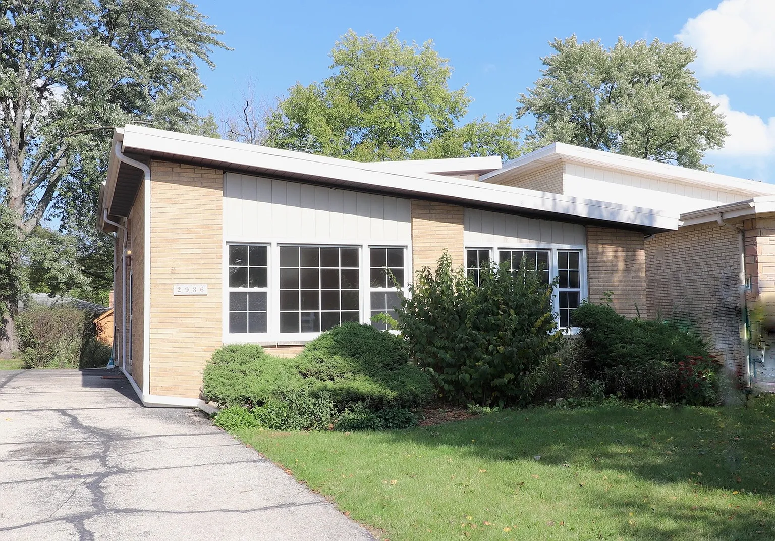 2936 Greenleaf Ave photo 1