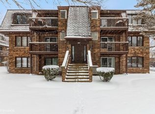 207 Uteg St APT 102, Crystal Lake, IL 60014
