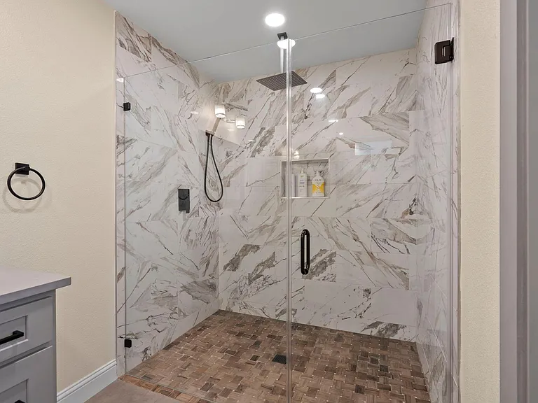 2402 Chimney Rock Rd — Photo 19