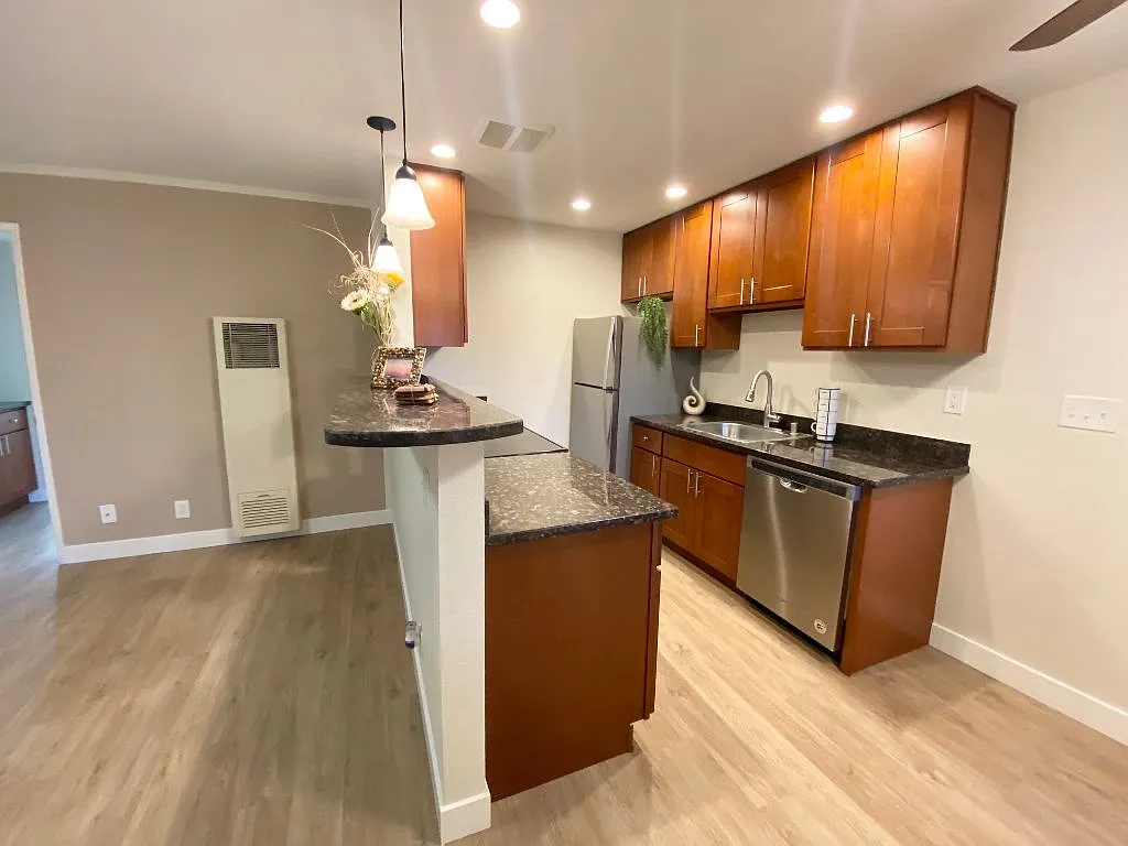 The Court Apartments — Photo 4