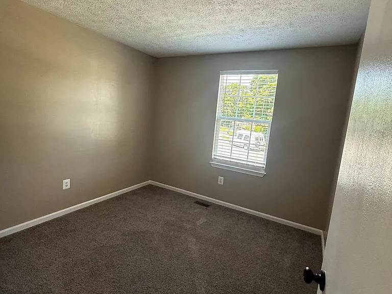 805 London Ct — Photo 27