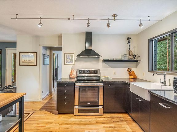 2nd image of 885 Horseshoe Rd