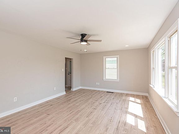 4th image of 205 N Hantwerker Dr