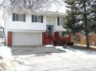 3901 Elmhurst Rd, Waterford, MI 48328