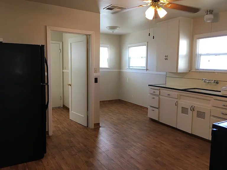 10327 Linden Ave — Photo 3