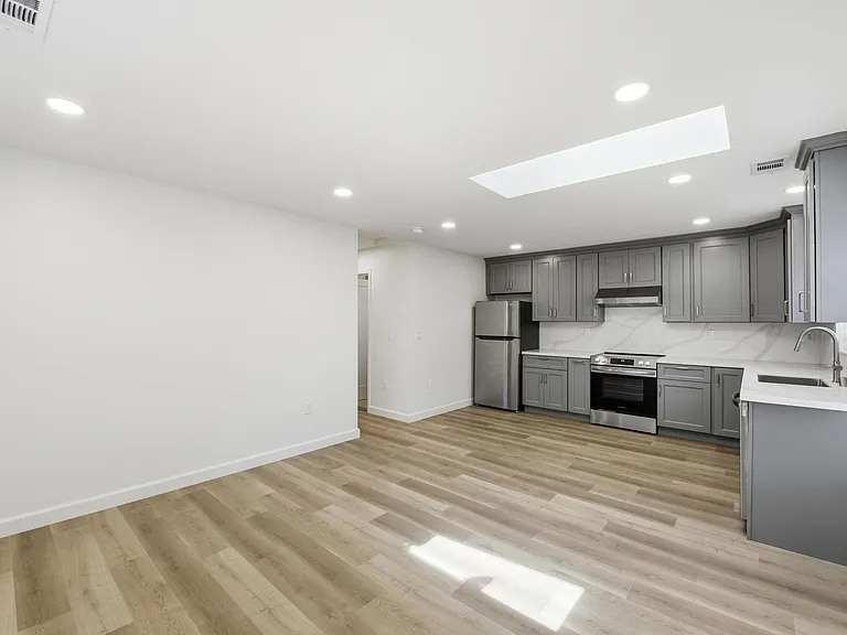447 Alviso St — Photo 7