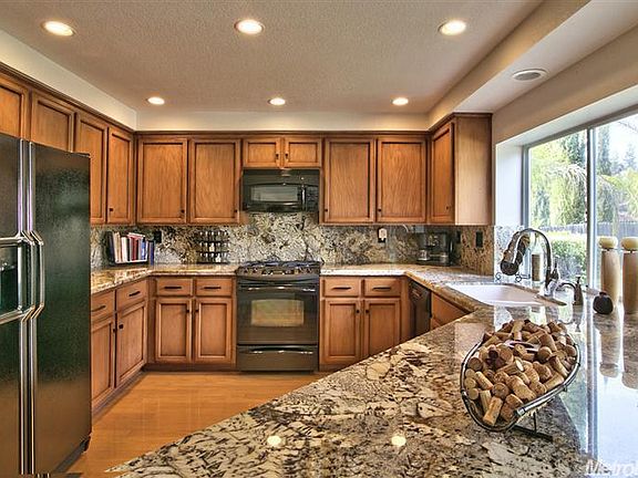 3rd image of 102 Donegan Ct