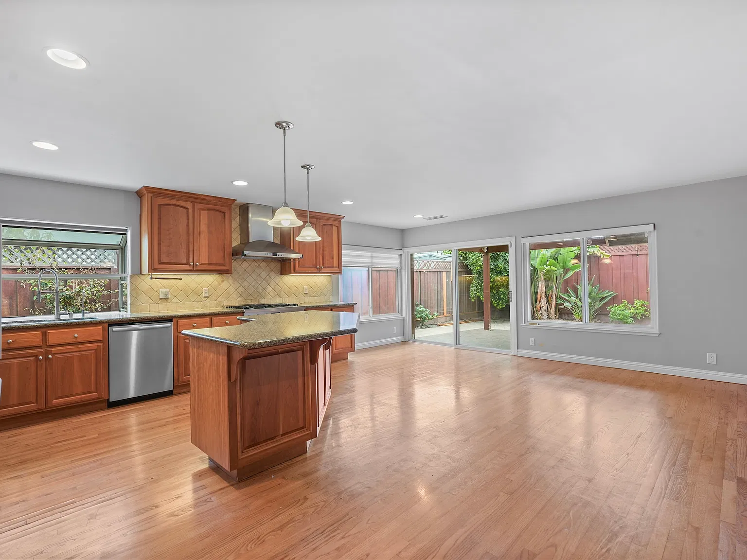 4 bed, 2.0 bath, 1877 sqft, $5,800 — Photo 4