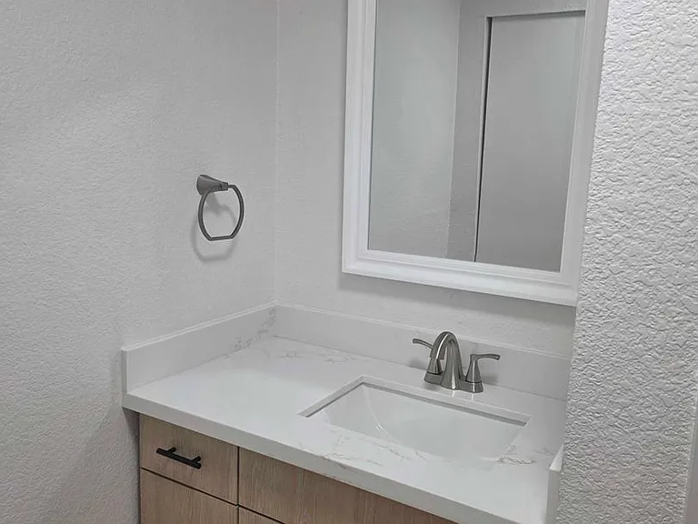 Wellington Place Apartments — Photo 32