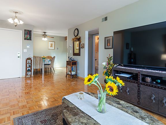 4th image of 1925 E Oakton St APT 3A