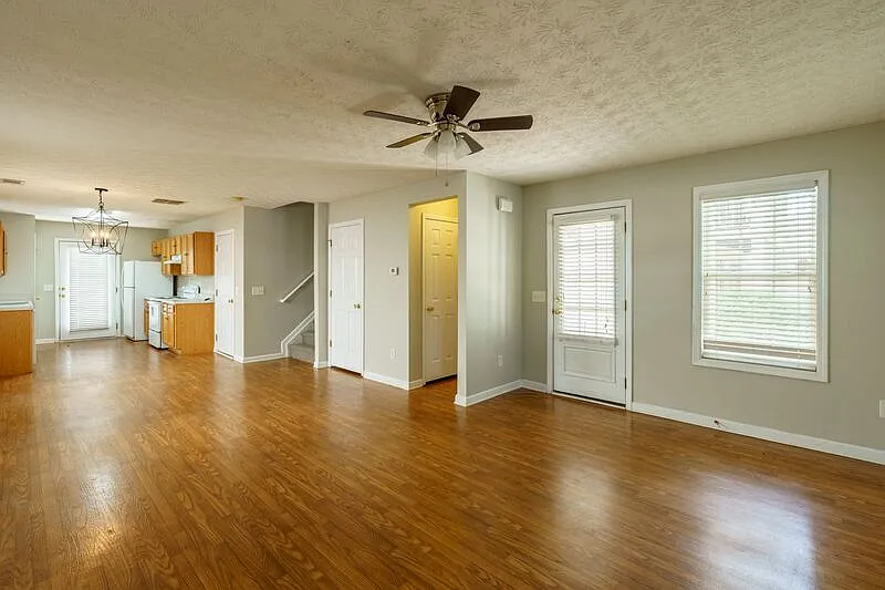 3 bed, 2.5 bath, $1,800 — Photo 3