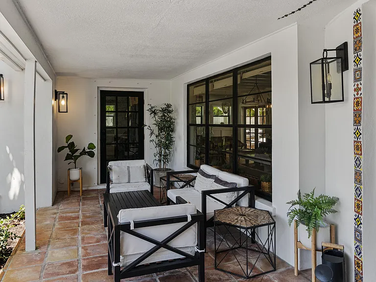 711 SW 27th Way — Photo 3