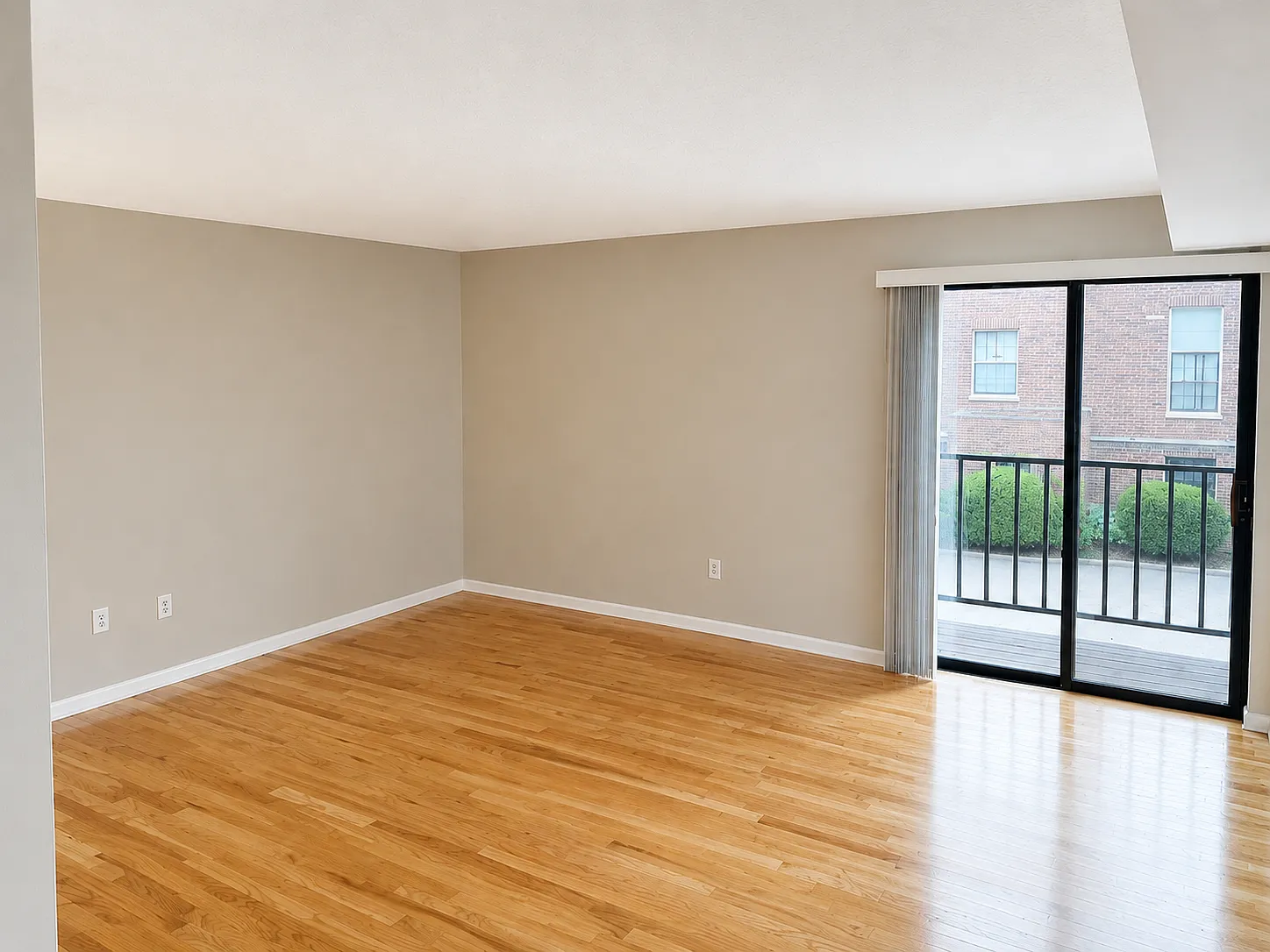 2 bed, 1.5 bath, 1000 sqft, $2,100 — Photo 2