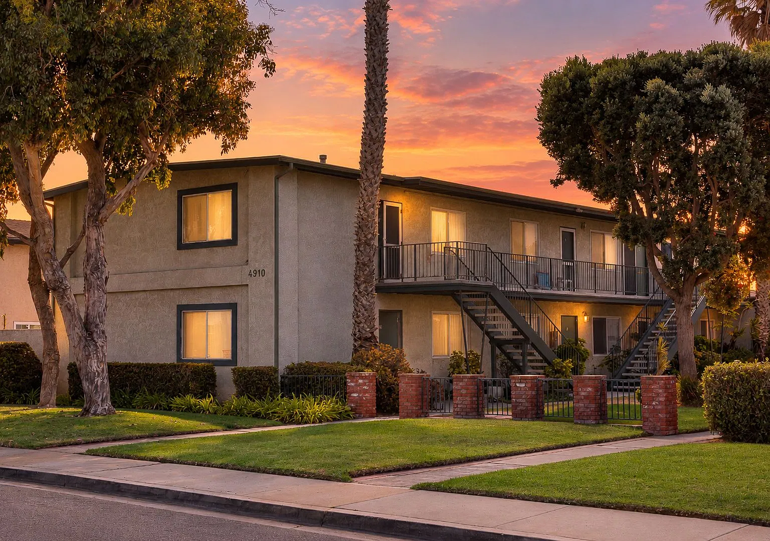 2 Bedroom + 1 Bathroom Apartment | Oxnard Shores | Unfurnished — Photo 1