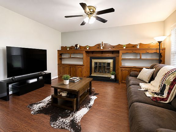 3rd image of 622 Wooddale Ct