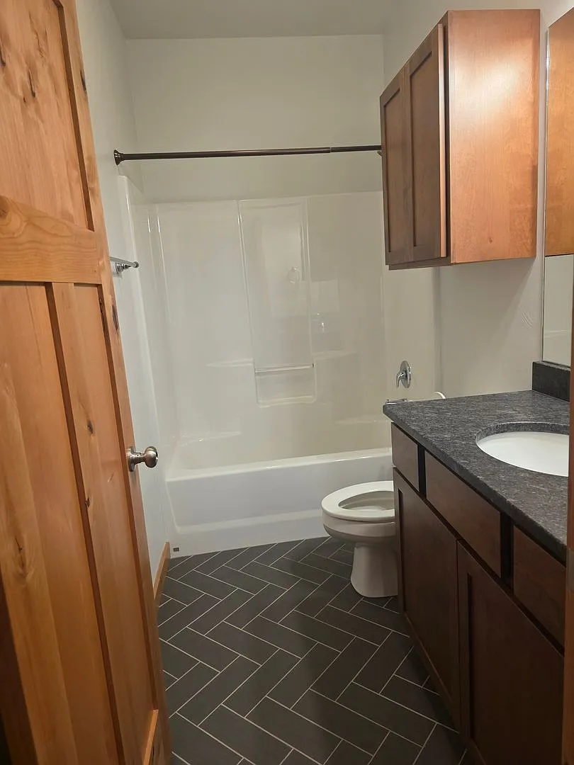 3 Bed 2 Bath with double attached garage in Four Corners — Photo 4