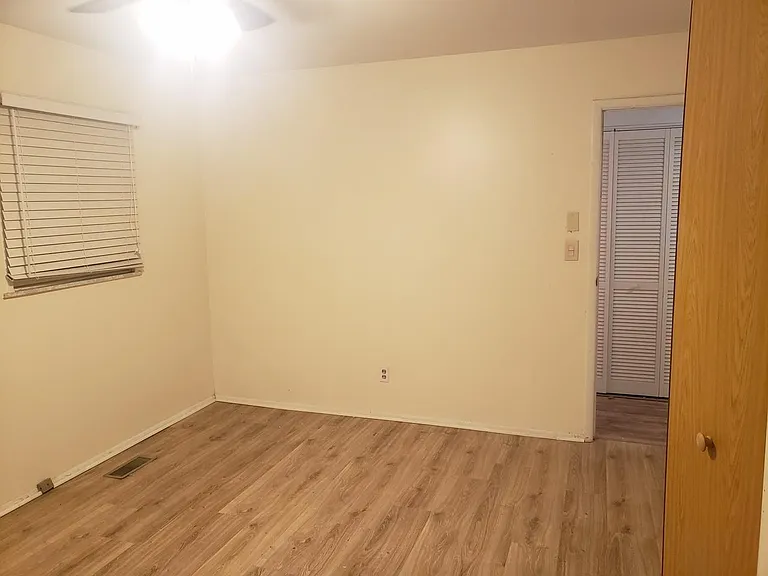 806 Maplepark Dr — Photo 7