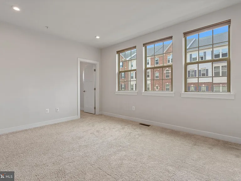 5936 Etterbeek St — Photo 21