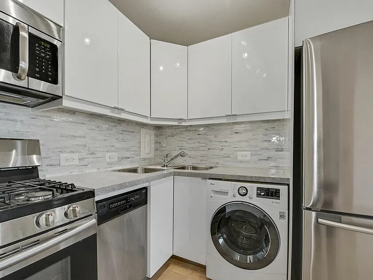 Windsor House Apartments — Photo 6