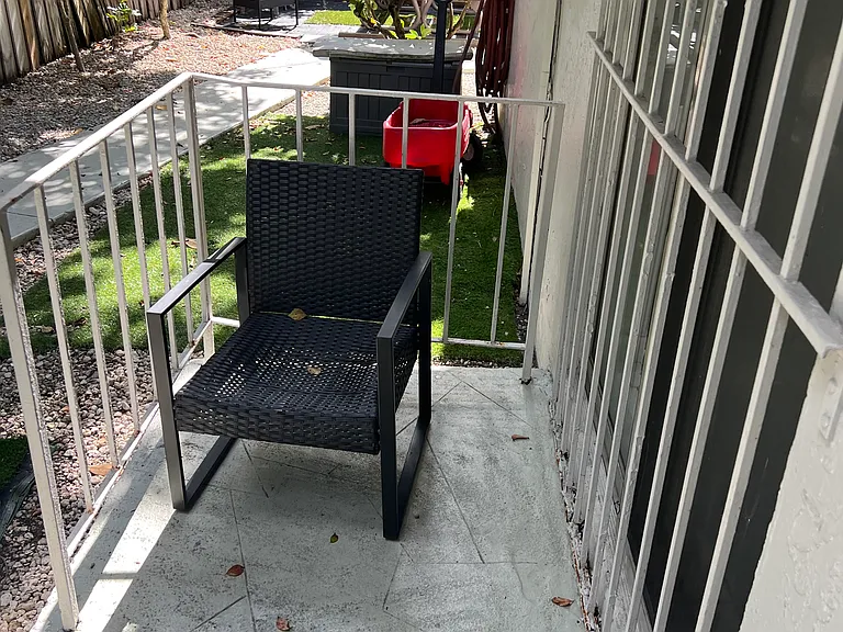 425 NE 32nd St #4 — Photo 9