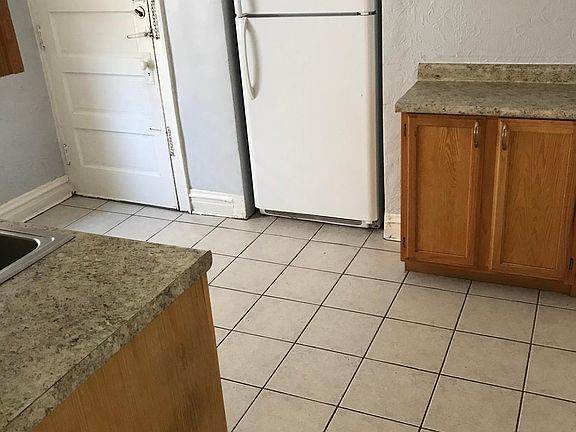 Kitchen - Entry from apartment