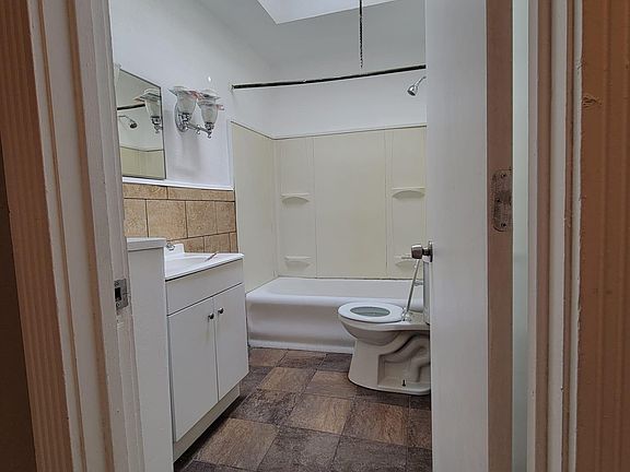 5th image of 1858 Lindley Ave Floor 2