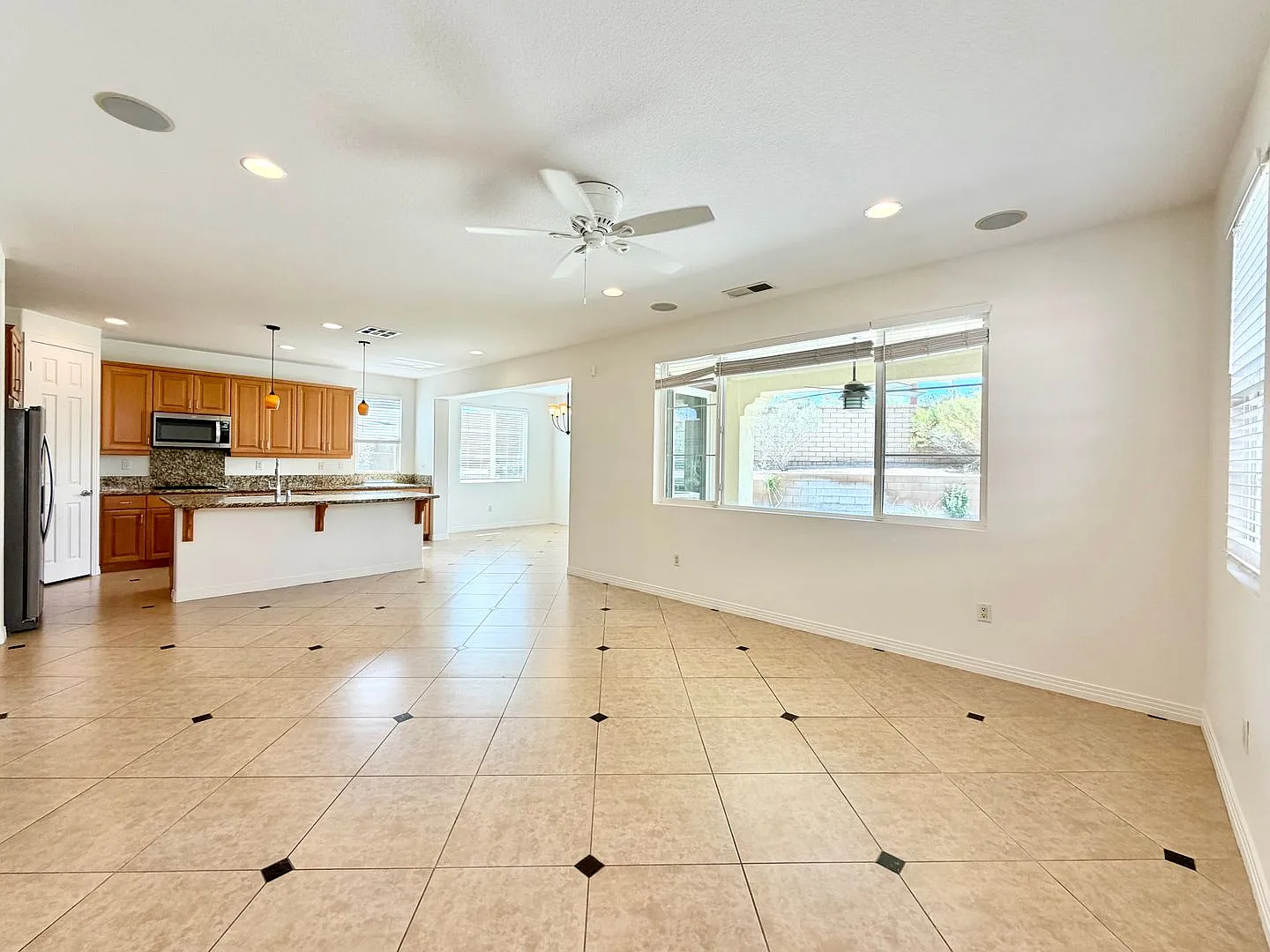 Available Now! Gorgeous 4 Bedroom 3 Bathroom Pool Home In Palm Desert! — Photo 4
