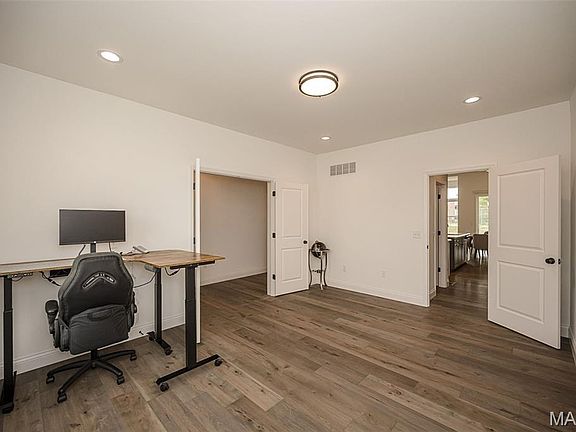 5th image of 325 Gailin Dr